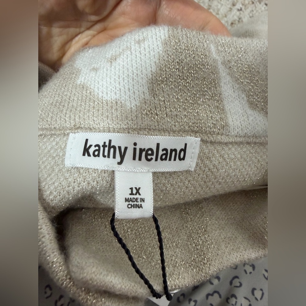 Kathy Ireland Cream Patterned Cardigan with gold buttons size 1X new with tag - Picture 2 of 8